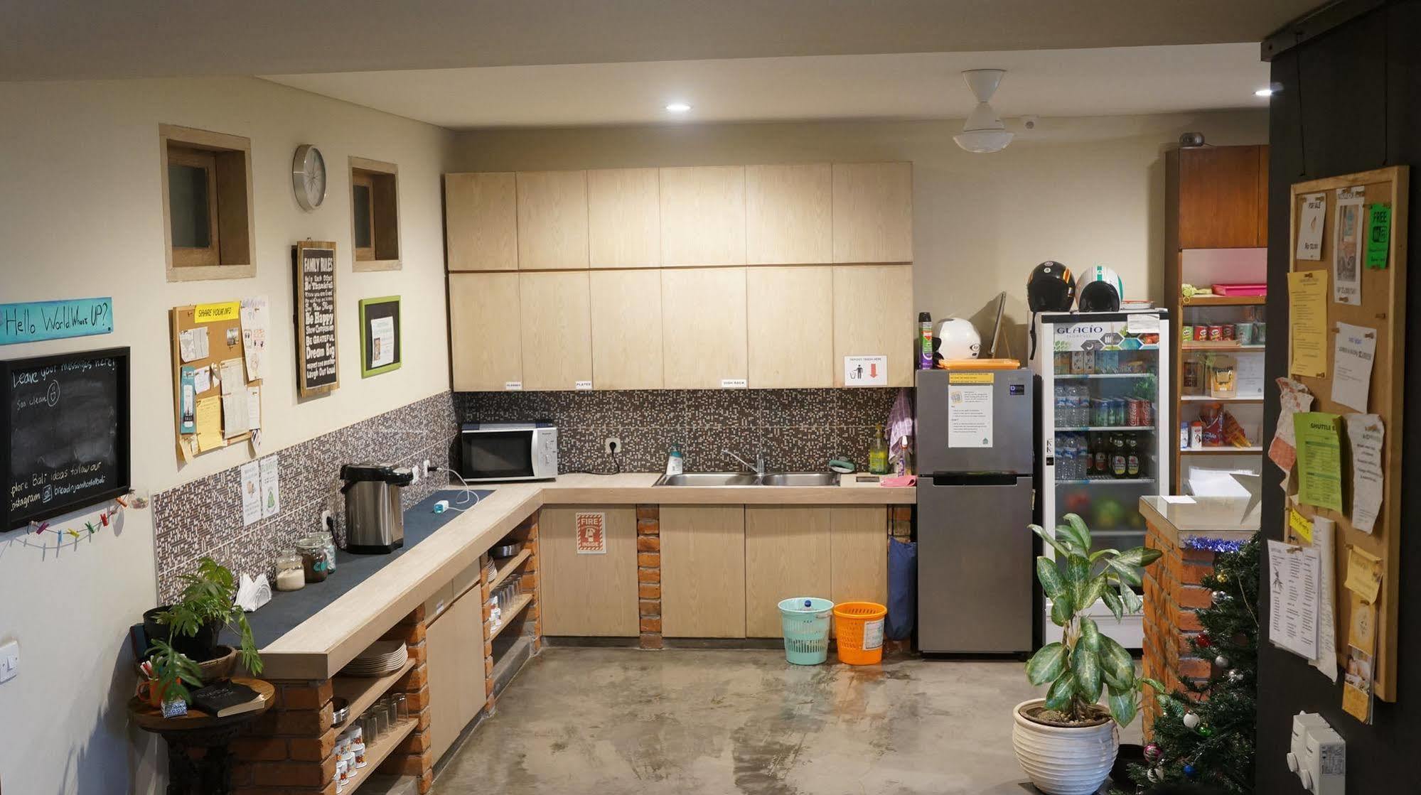 Bread And Jam Hostel Кута Экстерьер фото